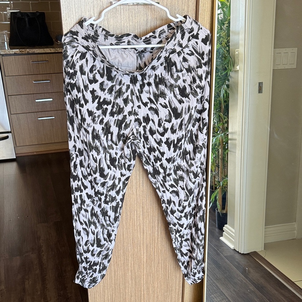 LOFT Black and White Patterned Leggings